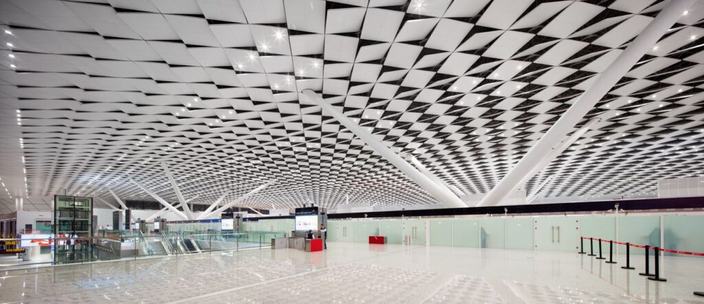 Дизайнерский потолок в аэропорту