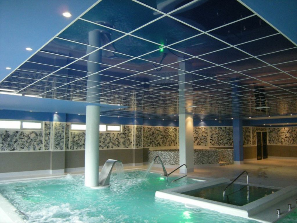 кассетный потолок в бассейне