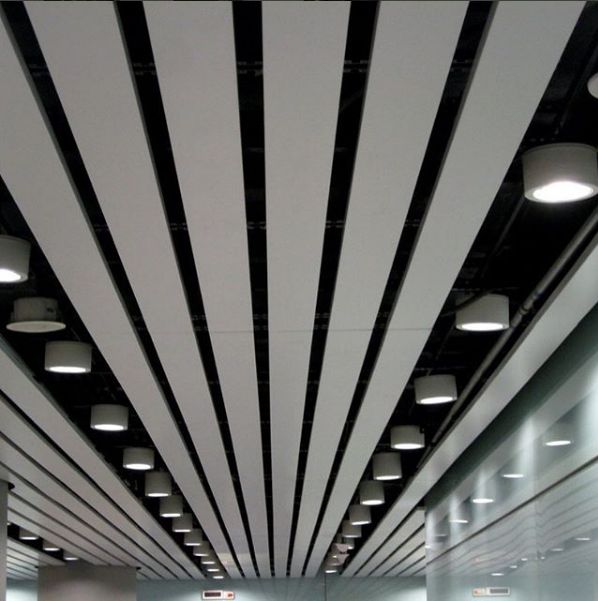 реечный потолок на станции метро