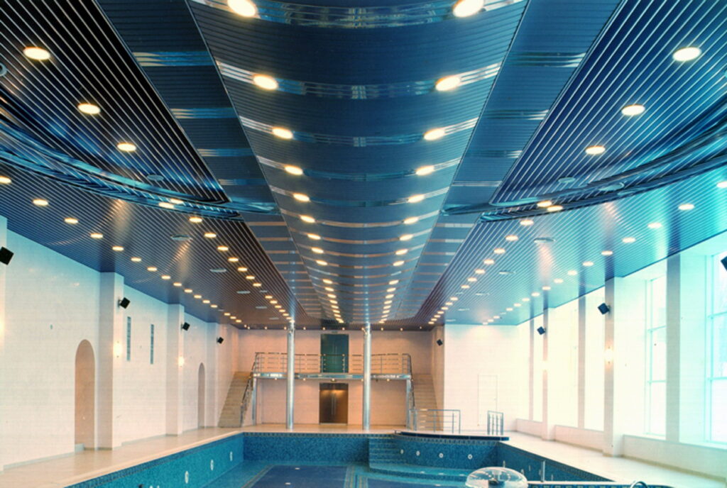 реечный потолок в бассейне