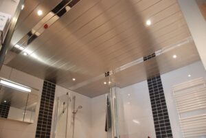 реечный потолок в ванной